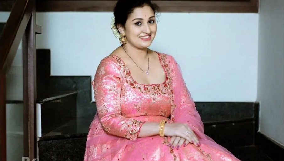 ಪ್ರೀತಿಸಿ ಮದುವೆಯಾದ ಜೋಡಿ ಬೇರೆಯವರಿಗೆ ಮಾದರಿ ಆಗುವಂತೆ ಬದುಕುತ್ತಿದ್ದಾರೆ. ನಿಮ್ಮ ಸುಖಿ ಸಂಸಾರ ಸದಾ ಹೀಗೆ ಇರಲಿ ಎಂದು ಅಭಿಮಾನಿಗಳು ವಿಶ್ ಮಾಡ್ತಾ ಇರ್ತಾರೆ. ಪ್ರಗತಿ ಶೆಟ್ಟಿಗೆ 85.8 ಕೆ ಫಾಲೋವರ್ಸ್ ಇದ್ದಾರೆ.