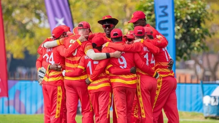 ಇನ್ನೂ ಈ ಪಂದ್ಯಕ್ಕೆ ಬರುವುದಾದರೆ ಜಿಂಬಾಬ್ವೆ ಮೊದಲು ಬ್ಯಾಟಿಂಗ್ ಮಾಡಿ 50 ಓವರ್ಗಳಲ್ಲಿ 408ರನ್ಗಳಿಸಿತ್ತು. ಇದು ಏಕದಿನ ಕ್ರಿಕೆಟ್ ಇತಿಹಾಸದಲ್ಲಿ ಜಿಂಬಾಬ್ವೆ ತಂಡದ ಮೊದಲ 400 ಪ್ಲಸ್ ರನ್ ಆಗಿದೆ.