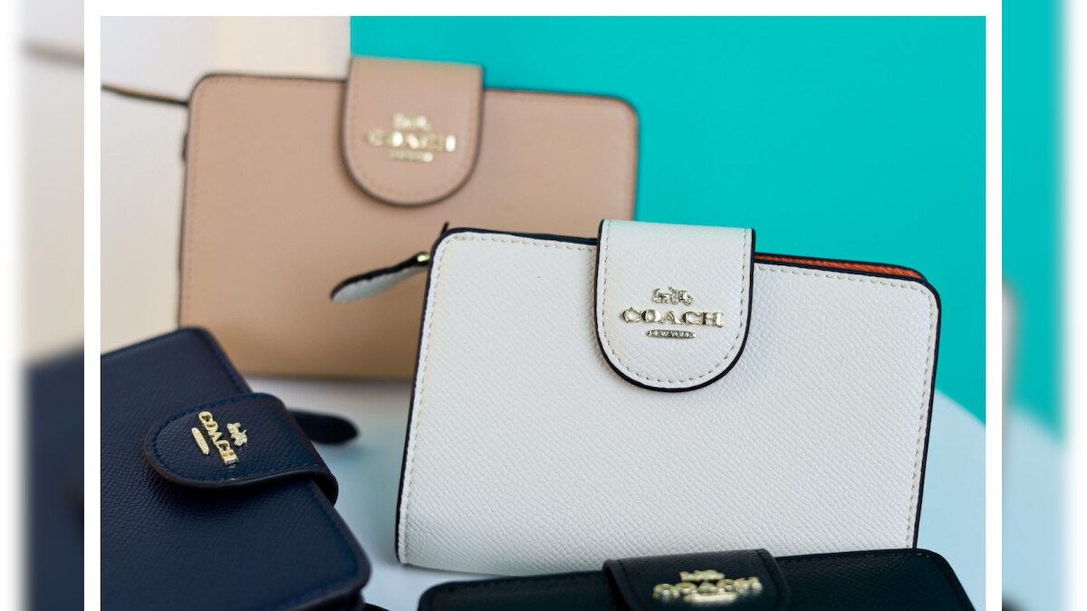 Purse Vastu Tips ಹರಿದ ಪರ್ಸ್ ಎಸೆಯಬೇಡಿ, ಈ ಪರಿಹಾರ ಮಾಡಿದುಡ್ಡು ಗಳಿಸಿ