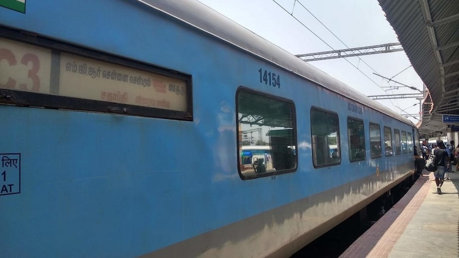 ರೈಲು ಸಂಖ್ಯೆ 16205: ತಾಳಗುಪ್ಪ -ಮೈಸೂರು ಇಂಟರ್ ಸಿಟಿ ರೈಲು ಇಲ್ಲಿಯವರೆಗೆ ಮಧ್ಯಾಹ್ನ 3 ಗಂಟೆಗೆ ಹೊರಡುತ್ತಿತ್ತು. ಇನ್ಮುಂದೆ 2.30ಕ್ಕೆ ಈ ರೈಲು ಶುರುವಾಗಲಿದೆ. ರಾತ್ರಿ 10.30ಕ್ಕೆ ಮೈಸೂರು ನಿಲ್ದಾಣ ತಲುಪಲಿದೆ.