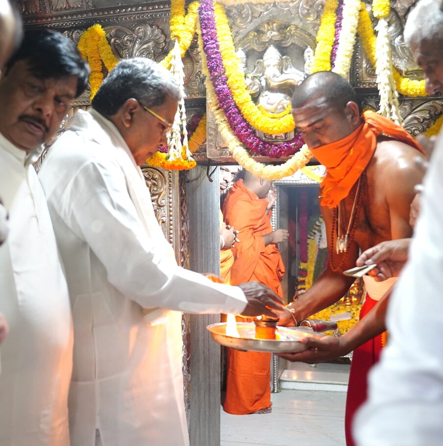  ಮಾದಪ್ಪನ ದರ್ಶನಕ್ಕೆ ತೆರಳಿದ ಸಿಎಂ ಸಿದ್ದರಾಮಯ್ಯ ಹಣೆಗೆ ಗಂಧದ ತಿಲಕ ಹಾಕಿಸಿಕೊಂಡು ಭಕ್ತಿ ಪರವಶವಾಗಿ ಪ್ರಾರ್ಥನೆ ಮಾಡಿದರು.