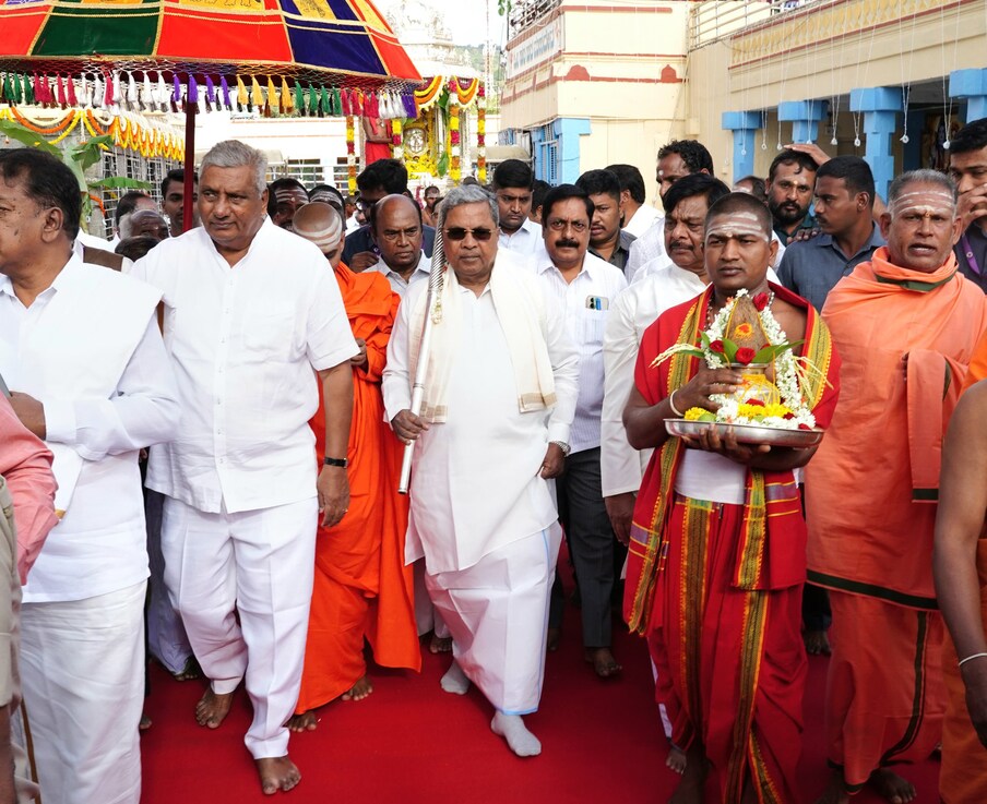  ಮಾದಪ್ಪನ ದರ್ಶನ ಬಳಿಕ ಸಿಎಂ, 40 ಜೋಡಿಗಳ ಸಾಮೂಹಿಕ ವಿವಾಹ ಕಾರ್ಯಕ್ರಮದಲ್ಲಿ ಭಾಗಿಯಾಗಿ ನವದಂಪತಿಗಳಿಗೆ ಆಶೀರ್ವದಿಸಿ ಶುಭ ಕೋರಿದರು. ನವಜೋಡಿಗಳು ಸಿದ್ದರಾಮಯ್ಯ ಅವರ ಆಶೀರ್ವಾದ ಪಡೆದುಕೊಂಡರು.