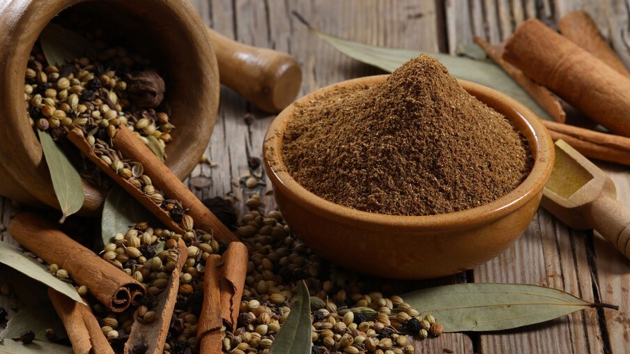  ಬಾಯಿಯ ಆರೋಗ್ಯದ ಮೇಲೆ ಪರಿಣಾಮ: ಗರಂ ಮಸಾಲೆಗಳ ಅತಿಯಾದ ಸೇವನೆಯು ಬಾಯಿಯ ಆರೋಗ್ಯವನ್ನು ಹಾಳು ಮಾಡುತ್ತದೆ. ಹೀಗಾಗಿ ಒಸಡುಗಳ ಊತ, ನೋವು ಮತ್ತು ವಸಡು ಸೋಂಕು ಇತ್ಯಾದಿಗಳಂತಹ ಹಲ್ಲಿನ ಸಮಸ್ಯೆಗಳು ಉಂಟಾಗಬಹುದು.