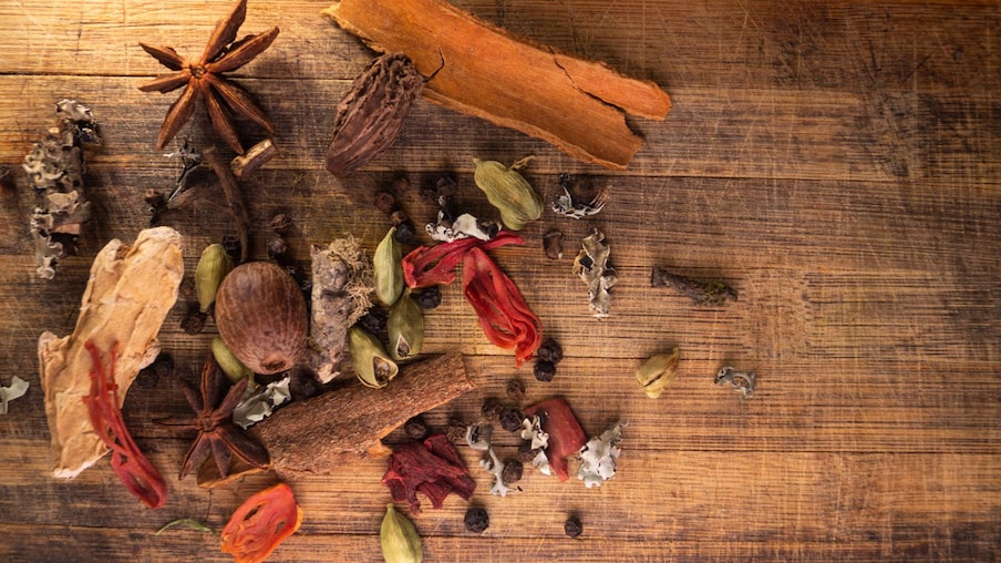  ಹೃದಯಕ್ಕೆ ಹಾನಿ: ಗರಂ ಮಸಾಲೆಗಳ ಅತಿಯಾದ ಸೇವನೆಯು ನಿಮ್ಮ ಹೃದಯದ ಆರೋಗ್ಯದ ಮೇಲೆ ಪರಿಣಾಮ ಬೀರುತ್ತದೆ. ಇದು ಹೆಚ್ಚಿದ ರಕ್ತದೊತ್ತಡದ ಅಪಾಯವನ್ನು ಸೃಷ್ಟಿಸುತ್ತದೆ ಮತ್ತು ಹೃದಯ ಕಾಯಿಲೆಗಳಿಗೆ ಕಾರಣವಾಗುತ್ತದೆ. ಹೃದ್ರೋಗಿಗಳು ಗರಂ ಮಸಾಲಾವನ್ನು ತಿನ್ನಬಾರದು.