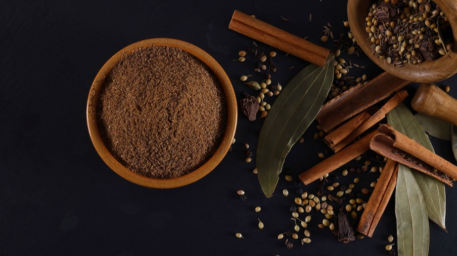  ವಾಂತಿಗೆ ಕಾರಣವಾಗಬಹುದು: ಅನೇಕ ಆರೋಗ್ಯ ತಜ್ಞರ ಪ್ರಕಾರ, ಗರಂ ಮಸಾಲೆಗಳಾದ ಮೆಣಸಿನಕಾಯಿ, ಲವಂಗ, ಕೊತ್ತಂಬರಿ, ಕಪ್ಪು ಏಲಕ್ಕಿ ಮತ್ತು ಚಿಕ್ಕ ಏಲಕ್ಕಿಗಳನ್ನು ಅತಿಯಾಗಿ ಸೇವಿಸಿದರೆ ಆರೋಗ್ಯಕ್ಕೆ ಹಾನಿಯಾಗುತ್ತದೆ. ಈ ಮಸಾಲೆಗಳು ವಾಕರಿಕೆ, ವಾಂತಿ ಮತ್ತು ನೋವನ್ನು ಉಂಟುಮಾಡಬಹುದು.