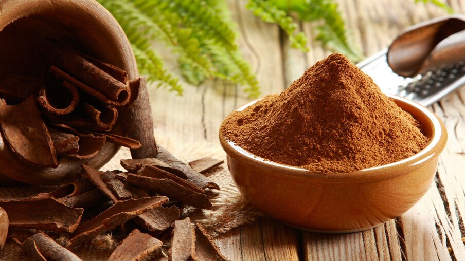  ಜೀ  ನ್ಯೂಸ್ ವರದಿ ಪ್ರಕಾರ, ಇದು ರೋಗನಿರೋಧಕ ಶಕ್ತಿಯನ್ನು ಹೆಚ್ಚಿಸಲು ಸಹಾಯ ಮಾಡುತ್ತದೆ. ಜೊತೆಗೆ ಶೀತ, ಕೆಮ್ಮು, ನೆಗಡಿ ಮತ್ತು ವೈರಲ್ ರೋಗಗಳಿಂದ ನಮ್ಮನ್ನು ರಕ್ಷಿಸುತ್ತದೆ. ಆದರೆ ಅತಿಯಾದರೆ ಅಮೃತವೂ ವಿಷವೆಂಬಂತೆ ಅತಿಯಾಗಿ ಗರಂ ಮಸಾಲೆಯನ್ನು ಯಾರು ಸೇವಿಸಬಾರದು. ಇಲ್ಲದಿದ್ದರೆ ಅನೇಕ ಆರೋಗ್ಯ ಸಮಸ್ಯೆಗಳನ್ನು ಎದುರಿಸಬೇಕಾಗುತ್ತದೆ. ಅವು ಯಾವುವು ಅಂತೀರಾ? ಈ ಸ್ಟೋರಿ ಓದಿ.