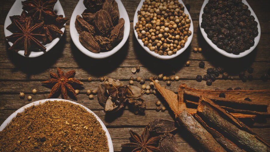  ಹೊಟ್ಟೆಯ ಸಮಸ್ಯೆಗಳು: ಗರಂ ಮಸಾಲೆಗಳ ಅತಿಯಾದ ಸೇವನೆಯು ಹೊಟ್ಟೆಯ ಸಮಸ್ಯೆಗಳನ್ನು ಉಂಟುಮಾಡಬಹುದು. ಇವು ಹೊಟ್ಟೆ ಉರಿ, ಅಜೀರ್ಣ, ಅಸಿಡಿಟಿ ಮತ್ತು ಅಜೀರ್ಣದಂತಹ ಸಮಸ್ಯೆಗಳನ್ನು ಉಂಟುಮಾಡಬಹುದು. ಯಾರಾದರೂ ಈಗಾಗಲೇ ಜೀರ್ಣಕಾರಿ ಸಮಸ್ಯೆಗಳನ್ನು ಹೊಂದಿದ್ದರೆ, ಅಂತಹವರು ಕಡಿಮೆ ಪ್ರಮಾಣದ ಗರಂ ಮಸಾಲೆ ಇರುವ ಆಹಾರವನ್ನು ಸೇವಿಸಬೇಕು. ಇದರಿಂದ ಆರೋಗ್ಯವಾಗಿರಬಹುದು.