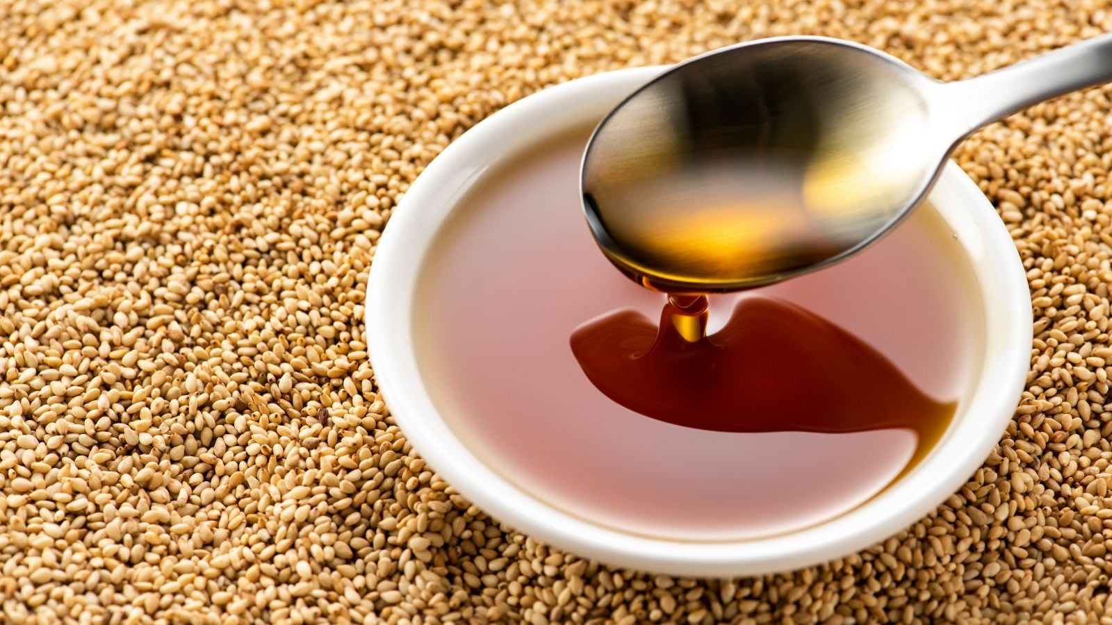 ಎಳ್ಳೆಣ್ಣೆಗೆ ಇದೊಂದು ವಸ್ತು ಬೆರೆಸಿ ಹಚ್ಚಿದ್ರೆ ಸಾಕು; ಬಿಳಿ ಕೂದಲೆಲ್ಲಾ