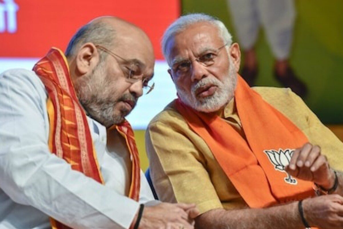 धारा 371 की बात करती है कांग्रेस! अनुच्छेद 370 पर खड़गे की जुबान फिसलने पर कांग्रेस के मोदी-शाह के गेम प्लान का खुलासा धारा 371 की बात करती है कांग्रेस! अनुच्छेद 370 पर खड़गे की जुबान फिसलने पर कांग्रेस के मोदी-शाह के गेम प्लान का खुलासा