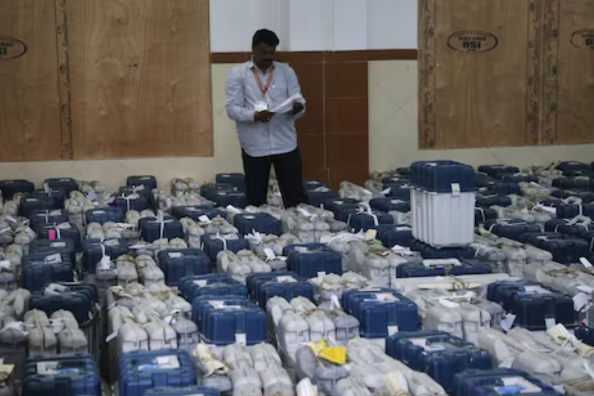 स्ट्रांग रूम का ताला कौन हटाएगा? कैसे होती है गिनती, कौन कर सकता है प्रवेश? कौन हटाएगा स्ट्रॉन्ग रूम का ताला, कैसे होती है काउंटिंग, जानिए इसके बारे में सबकुछ- न्यूज18 कन्नड़ स्ट्रांग रूम का ताला कौन हटाएगा? कैसे होती है गिनती, कौन कर सकता है प्रवेश? कौन हटाएगा स्ट्रॉन्ग रूम का ताला, कैसे होती है काउंटिंग, जानिए इसके बारे में सबकुछ- न्यूज18 कन्नड़