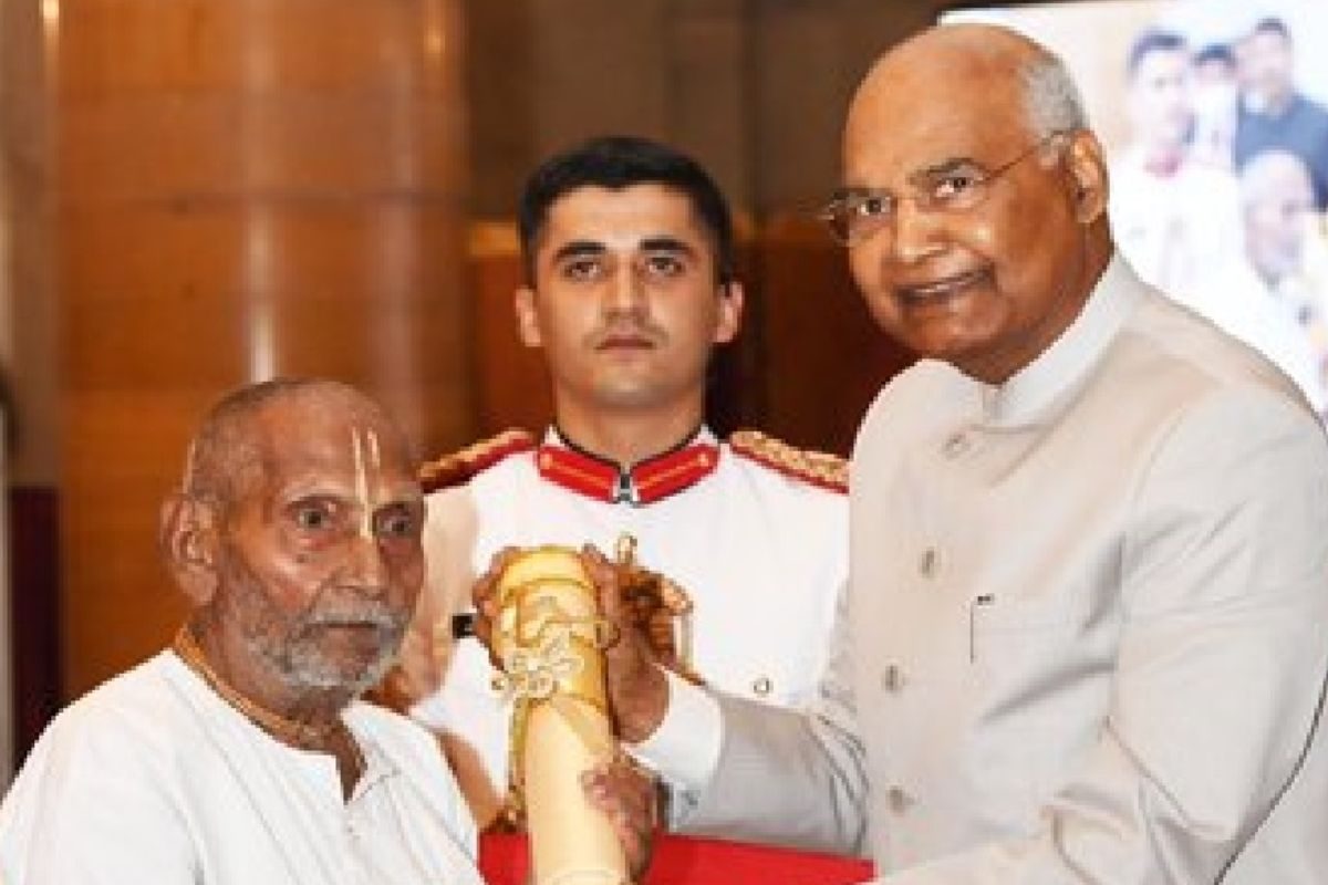 127 वर्षीय योग गुरु स्वामी शिवानंद कौन हैं? पीएम मोदी भी हैं उनके फैन, क्या है रहस्यमयी 127 पेस पहने स्वामी शिवानंद करते हैं योग- न्यूज18 कन्नड़ 127 वर्षीय योग गुरु स्वामी शिवानंद कौन हैं? पीएम मोदी भी हैं उनके फैन, क्या है रहस्यमयी 127 पेस पहने स्वामी शिवानंद करते हैं योग- न्यूज18 कन्नड़