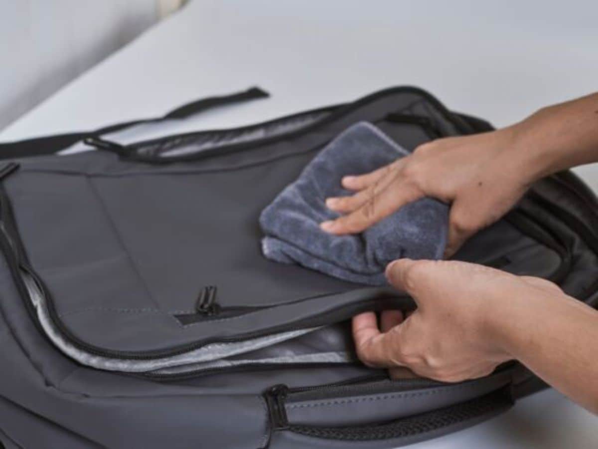 Trolley Bag cleaning Tips ಟ್ರಾಲಿ ಬ್ಯಾಗ್‌ ಕೊಳಕಾಗಿ ಹಳೆಯದರಂತೆ ಕಾಣ್ತಿದ್ಯಾ