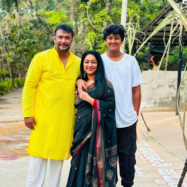  ಕೊಲೆ ಕೇಸ್​ನಲ್ಲಿ ಜೈಲು ಸೇರಿದ್ದ ನಟ ದರ್ಶನ್​ ಜಾಮೀನಿನ ಮೇಲೆ ಹೊರ ಬಂದ ಬಳಿಕ ಯಾರ ಸಂಪರ್ಕಕ್ಕೂ ಸಿಗದೆ ಫಾರ್ಮ್​ಹೌಸ್​​ನಲ್ಲಿ ರೆಸ್ಟ್ ಮಾಡ್ತಿದ್ದಾರೆ. ಇದೇ ವೇಳೆ ಫ್ಯಾಮಿಲಿ ಜೊತೆ ಸಂಕ್ರಾಂತಿ ಹಬ್ಬವನ್ನು ಸೆಲೆಬ್ರೇಟ್ ಮಾಡಿದ್ದಾರೆ. ಫೋಟೋಗಳು ವೈರಲ್ ಆಗ್ತಿದೆ.