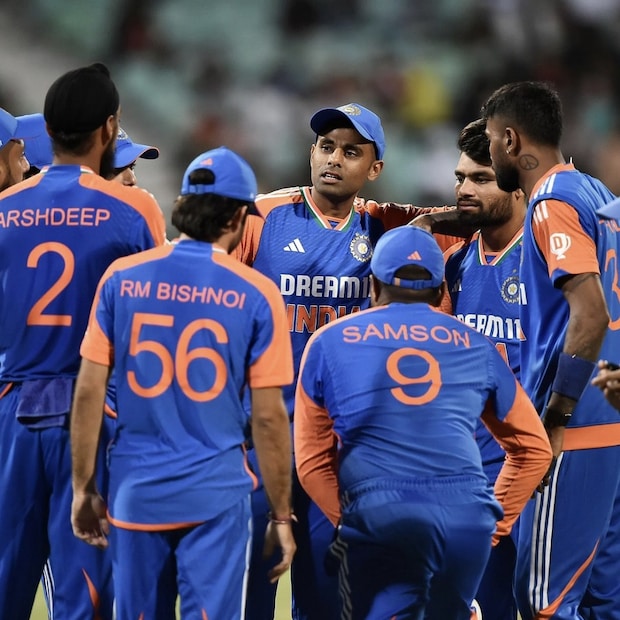  BCCIಯ ಮುಖ್ಯ ಆಯ್ಕೆಗಾರ ಅಜಿತ್ ಅಗರ್ಕರ್ ಮತ್ತು ನಾಯಕ ಸೂರ್ಯಕುಮಾರ್ ಯಾದವ್ ಒಟ್ಟಿಗೆ ತಂಡವನ್ನು ಘೋಷಿಸಿದ್ದಾರೆ. 15 ಸದಸ್ಯರ ತಂಡದಲ್ಲಿ ಶುಭ್​ಮನ್ ಗಿಲ್, ಸಂಜು ಸ್ಯಾಮ್ಸನ್, ಅಭಿಷೇಕ್ ಶರ್ಮಾ, ತಿಲಕ್ ವರ್ಮಾ, ಹಾರ್ದಿಕ್ ಪಾಂಡ್ಯ, ಶಿವಂ ದುಬೆ, ರಿಂಕು ಸಿಂಗ್, ಆಕ್ಷರ್ ಪಟೇಲ್, ಜಿತೇಶ್ ಶರ್ಮಾ (ವಿಕೆಟ್ ಕೀಪರ್), ಜಸ್ಪ್ರೀತ್ ಬುಮ್ರಾ, ಆರ್ಶದೀಪ್ ಸಿಂಗ್, ವರುಣ್ ಚಕ್ರವರ್ತಿ, ಕುಲದೀಪ್ ಯಾದವ್, ಹರ್ಷಿತ್ ರಾಣಾ ಸೇರಿದ್ದಾರೆ. ಇದರ ಜೊತೆಗೆ, ಪ್ರಸಿದ್ಧ್ ಕೃಷ್ಣ, ವಾಷಿಂಗ್ಟನ್ ಸುಂದರ್, ರಿಯಾನ್ ಪರಾಗ್, ಧ್ರುವ್ ಜುರೆಲ್ ಮತ್ತು ಯಶಸ್ವಿ ಜೈಸ್ವಾಲ್ ರಿಜರ್ವ್ ಆಟಗಾರರಾಗಿ ಆಯ್ಕೆಯಾಗಿದ್ದಾರೆ.