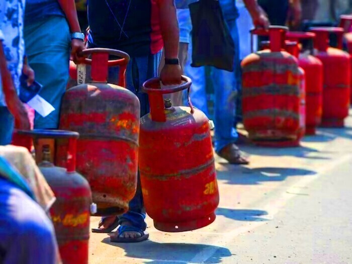 Whenever the gas cylinder in our homes runs out, we book it again. From now on, book gas through PhonePe. Because, for every hour you book through PhonePe, one lucky person gets a free gas cylinder. Whenever the gas cylinder in our homes runs out, we book it again. From now on, book gas through PhonePe. Because, for every hour you book through PhonePe, one lucky person gets a free gas cylinder.