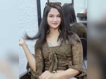 ಅನಯಾ ಬಂಗಾರ್