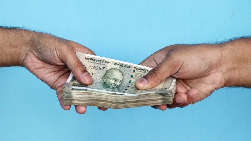 ಮುಖ್ಯ ಷರತ್ತು ಏನು?: ಆದರೆ, ಈ ನಿಯಮ ಅನ್ವಯವಾಗಲು ಒಂದು ಮುಖ್ಯ ಷರತ್ತಿದೆ. ಅಪಘಾತ ನಡೆದ ಸಮಯ, ಸ್ಥಳ ಮತ್ತು ಸಂದರ್ಭಗಳು ಉದ್ಯೋಗಕ್ಕೆ ಸಂಬಂಧಿಸಿರಬೇಕು. ಉದಾಹರಣೆಗೆ, ರವಿ ತನ್ನ ಶಿಫ್ಟ್ ಮುಗಿದ ತಕ್ಷಣ, ಮನೆಗೆ ಹೋಗುವ ದಾರಿಯಲ್ಲೇ ಅಪಘಾತಕ್ಕೆ ಈಡಾಗಿದ್ದರೆ ಮಾತ್ರ ಈ ನಿಯಮ ಅನ್ವಯವಾಗುತ್ತದೆ. ಆ ಲಿಂಕ್ ಅನ್ನು ಸಾಬೀತುಪಡಿಸಿದರೆ, ರಘು ಇಎಸ್‌ಐ ಅಡಿಯಲ್ಲಿ ಎಲ್ಲಾ ಪ್ರಯೋಜನಗಳಿಗೆ ಅರ್ಹನಾಗುತ್ತಾನೆ.