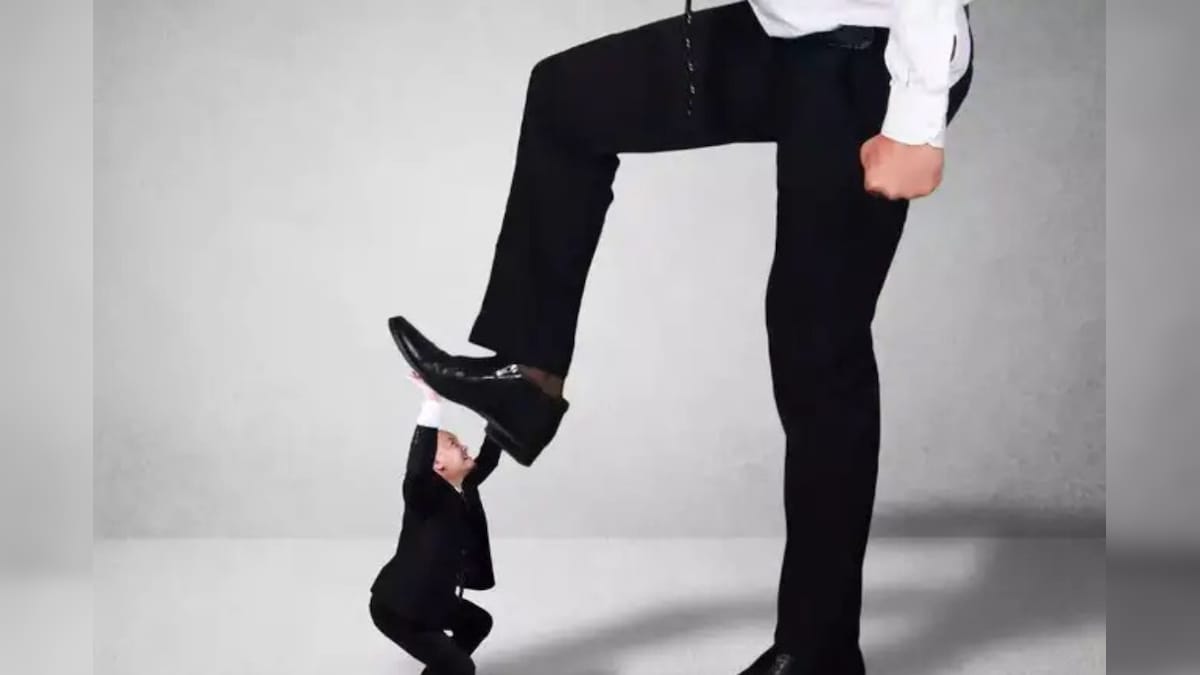 Work Place: ಟಾಕ್ಸಿಕ್ ಮ್ಯಾನೇಜರ್​ನಿಂದ ತಲೆ ಕೆಟ್ಟು ಹೋಗ್ತಿದ್ಯಾ? ಇಂತವರಿಂದ ಪಾರಾಗಲು UAEನಲ್ಲಿವೆಯಂತೆ ಸೂಪರ್ ಕಾನೂನುಗಳು!