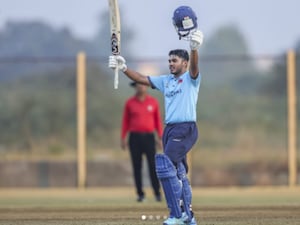 ಆಯುಷ್ ಮ್ಹಾತ್ರೆ