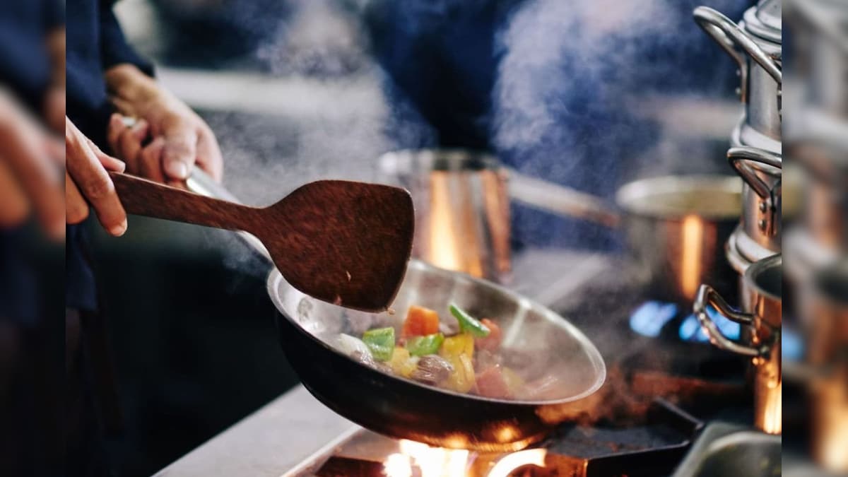 Reheating Food: ರಾತ್ರಿ ಮಾಡಿರೋ ಅಡುಗೆ ಮಿಕ್ಕಿದೆ ಅಂತ ಬಿಸಿ ಮಾಡಿ ತಿಂತೀರಾ? ಇದು ಎಂಥಾ ಡೇಂಜರ್‌ ಗೊತ್ತಾ?