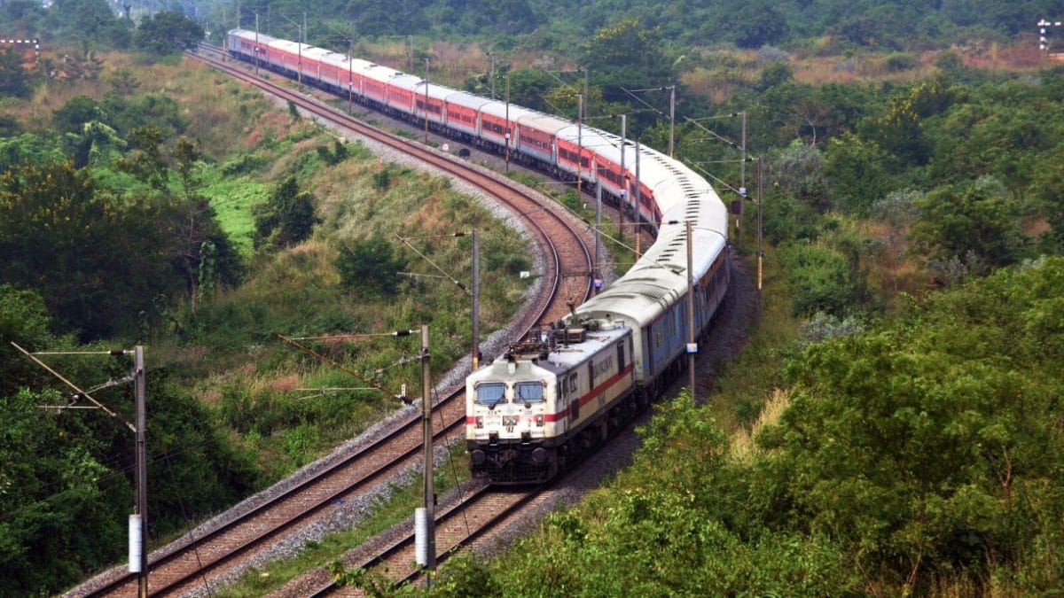 Railway Jobs: ರೈಲ್ವೇ ಇಲಾಖೆಯಿಂದ ಭರ್ಜರಿ ಗುಡ್ ನ್ಯೂಸ್! ₹1.4 ಲಕ್ಷದವರೆಗೆ ವೇತನ ಪಡೆಯುವ ಸುವರ್ಣಾವಕಾಶ!