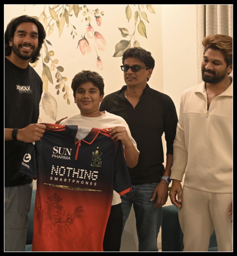 RCB Star Cricketer Venkatesh Iyer met Allu Arjun Allu Ayaan photos got viral