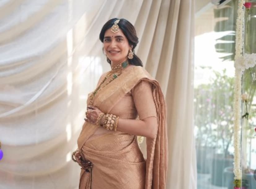 ನಟಿ ಪೋಸ್ಟ್ ಹಾಕುತ್ತಿದ್ದಂತೆ ಅಭಿಮಾನಿಗಳು, ಸೆಲೆಬ್ರಿಟಿಗಳು, ಸ್ನೇಹಿತರು, ಸಂಬಂಧಿಗಳು ನಟಿಗೆ ವಿಶ್ ಮಾಡಿದ್ದಾರೆ. ಹಲವಾರು ಅಭಿಮಾನಿಗಳು ಮತ್ತು ಸೆಲೆಬ್ರಿಟಿಗಳು ಹೊಸ ಪೋಷಕರಿಗೆ ಶುಭಾಶಯ ಹೇಳಿದರು. ಸೋನು ಸೂದ್ ಸೇರಿದಂತೆ ನಟಿಯರು, ಖುಷಿ ಕಪೂರ್, ಜಾಸ್ಮಿನ್ ಭಾಸಿನ್, ಮಹೀಪ್ ಕಪೂರ್, ಅನಿತಾ ಹಸನಂದಾನಿ, ಅಮೀರ್ ಅಲಿ, ನೇಹಾ ಧೂಪಿಯಾ, ಸ್ಮೃತಿ ಇರಾನಿ, ಅಂಜಲಿ ಆನಂದ್, ಸೋನಾಲ್ ಚೌಹಾನ್, ಅನುಷ್ಕಾ ರಂಜನ್, ವಾಮಿಕಾ ಗಬ್ಬಿ ಮತ್ತು ಇತರರು ಈ ವಿಶೇಷ ಮೈಲಿಗಲ್ಲು ಕರಿಷ್ಮಾ ಮತ್ತು ವರುಣ್ ಅವರನ್ನು ಅಭಿನಂದಿಸಿದ್ದಾರೆ. (ಫೋಟೋ ಕ್ರೆಡಿಟ್: ಕರಿಷ್ಮಾ ತನ್ನಾ ಇನ್ಸ್ಟಾಗ್ರಾಮ್) ನಟಿ ಪೋಸ್ಟ್ ಹಾಕುತ್ತಿದ್ದಂತೆ ಅಭಿಮಾನಿಗಳು, ಸೆಲೆಬ್ರಿಟಿಗಳು, ಸ್ನೇಹಿತರು, ಸಂಬಂಧಿಗಳು ನಟಿಗೆ ವಿಶ್ ಮಾಡಿದ್ದಾರೆ. ಹಲವಾರು ಅಭಿಮಾನಿಗಳು ಮತ್ತು ಸೆಲೆಬ್ರಿಟಿಗಳು ಹೊಸ ಪೋಷಕರಿಗೆ ಶುಭಾಶಯ ಹೇಳಿದರು. ಸೋನು ಸೂದ್ ಸೇರಿದಂತೆ ನಟಿಯರು, ಖುಷಿ ಕಪೂರ್, ಜಾಸ್ಮಿನ್ ಭಾಸಿನ್, ಮಹೀಪ್ ಕಪೂರ್, ಅನಿತಾ ಹಸನಂದಾನಿ, ಅಮೀರ್ ಅಲಿ, ನೇಹಾ ಧೂಪಿಯಾ, ಸ್ಮೃತಿ ಇರಾನಿ, ಅಂಜಲಿ ಆನಂದ್, ಸೋನಾಲ್ ಚೌಹಾನ್, ಅನುಷ್ಕಾ ರಂಜನ್, ವಾಮಿಕಾ ಗಬ್ಬಿ ಮತ್ತು ಇತರರು ಈ ವಿಶೇಷ ಮೈಲಿಗಲ್ಲು ಕರಿಷ್ಮಾ ಮತ್ತು ವರುಣ್ ಅವರನ್ನು ಅಭಿನಂದಿಸಿದ್ದಾರೆ. (ಫೋಟೋ ಕ್ರೆಡಿಟ್: ಕರಿಷ್ಮಾ ತನ್ನಾ ಇನ್ಸ್ಟಾಗ್ರಾಮ್)