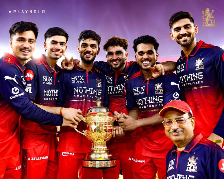 ಈ ಟ್ರೋಫಿ ಕೇವಲ ಪ್ರಶಸ್ತಿಯಲ್ಲ, ಇದು ಕ್ರಿಕೆಟ್ನಲ್ಲಿ ಪ್ರತಿಭೆ, ಅವಕಾಶ, ಕಷ್ಟ ಮತ್ತು ಯಶಸ್ಸಿನ ಸಂಕೇತವಾಗಿದೆ. ಇತ್ತೀಚೆಗೆ, ರಜತ್ ಪಾಟೀದಾರ್ ಅವರ ನೇತೃತ್ವದಲ್ಲಿ ಆರ್ಸಿಬಿ ಗೆದ್ದಿದ್ದು, ಸಂಸ್ಕೃತ ಶ್ಲೋಕದ ಸಾರವನ್ನು ಎತ್ತಿ ತೋರಿಸುತ್ತದೆ. ಐಪಿಎಲ್ ಸಂಘಟಕರು ಈ ಶ್ಲೋಕದ ಮೂಲಕ ಯುವ ಪ್ರತಿಭೆಗಳನ್ನು ಪ್ರೋತ್ಸಾಹಿಸುತ್ತಿದ್ದಾರೆ ಎಂದು ಹೇಳಬಹುದು. ಇದು ಕೇವಲ ಕ್ರಿಕೆಟ್ ಪಂದ್ಯಾವಳಿಯಲ್ಲ, ಆದರೆ ಲಕ್ಷಾಂತರ ಯುವಕರಿಗೆ ಕನಸಿನ ವೇದಿಕೆಯಾಗಿದೆ. ಈ ಗೆಲುವು ಆರ್ಸಿಬಿ ಅಭಿಮಾನಿಗಳಿಗೆ ತುಂಬಾ ಭಾವನಾತ್ಮಕವಾಗಿದೆ. 18 ವರ್ಷಗಳ ನಂತರ ಇದು ಎರಡನೇ ಗೆಲುವು. ಈ ಟ್ರೋಫಿ ಭವಿಷ್ಯದ ಕ್ರಿಕೆಟಿಗರಿಗೆ ಸ್ಫೂರ್ತಿ ನೀಡುತ್ತದೆ. ಈ ಟ್ರೋಫಿ ಕೇವಲ ಪ್ರಶಸ್ತಿಯಲ್ಲ, ಇದು ಕ್ರಿಕೆಟ್ನಲ್ಲಿ ಪ್ರತಿಭೆ, ಅವಕಾಶ, ಕಷ್ಟ ಮತ್ತು ಯಶಸ್ಸಿನ ಸಂಕೇತವಾಗಿದೆ. ಇತ್ತೀಚೆಗೆ, ರಜತ್ ಪಾಟೀದಾರ್ ಅವರ ನೇತೃತ್ವದಲ್ಲಿ ಆರ್ಸಿಬಿ ಗೆದ್ದಿದ್ದು, ಸಂಸ್ಕೃತ ಶ್ಲೋಕದ ಸಾರವನ್ನು ಎತ್ತಿ ತೋರಿಸುತ್ತದೆ. ಐಪಿಎಲ್ ಸಂಘಟಕರು ಈ ಶ್ಲೋಕದ ಮೂಲಕ ಯುವ ಪ್ರತಿಭೆಗಳನ್ನು ಪ್ರೋತ್ಸಾಹಿಸುತ್ತಿದ್ದಾರೆ ಎಂದು ಹೇಳಬಹುದು. ಇದು ಕೇವಲ ಕ್ರಿಕೆಟ್ ಪಂದ್ಯಾವಳಿಯಲ್ಲ, ಆದರೆ ಲಕ್ಷಾಂತರ ಯುವಕರಿಗೆ ಕನಸಿನ ವೇದಿಕೆಯಾಗಿದೆ. ಈ ಗೆಲುವು ಆರ್ಸಿಬಿ ಅಭಿಮಾನಿಗಳಿಗೆ ತುಂಬಾ ಭಾವನಾತ್ಮಕವಾಗಿದೆ. 18 ವರ್ಷಗಳ ನಂತರ ಇದು ಎರಡನೇ ಗೆಲುವು. ಈ ಟ್ರೋಫಿ ಭವಿಷ್ಯದ ಕ್ರಿಕೆಟಿಗರಿಗೆ ಸ್ಫೂರ್ತಿ ನೀಡುತ್ತದೆ.