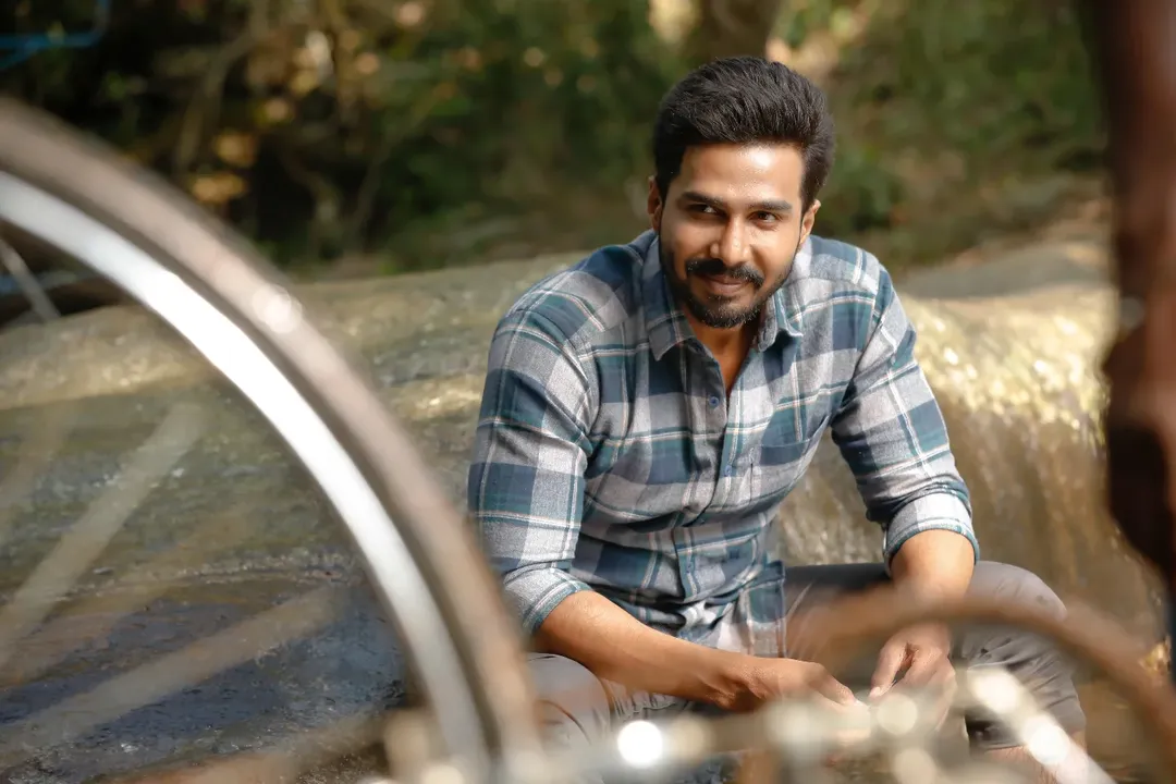  ಇದೀಗ ತಮಿಳು ನಟ ವಿಷ್ಣು ವಿಶಾಲ್ ತಮ್ಮ ಆರೋಗ್ಯದ ಬಗ್ಗೆ ಮಹತ್ವದ ವಿಚಾರವೊಂದನ್ನು ಇತ್ತೀಚಿಗೆ ಬಹಿರಂಗಪಡಿಸಿದ್ದಾರೆ. ಕಳೆದ ಮೂರು ನಾಲ್ಕು ವರ್ಷಗಳಿಂದ ನಾನು ದೀರ್ಘಕಾಲದ ಆಟೋಇಮ್ಯೂನ್ ಕಾಯಿಲೆಯಿಂದ ಬಳಲುತ್ತಿದ್ದೇನೆ ಎಂದು ನಟ ವಿಷ್ಣು ಸಾಮಾಜಿಕ ಮಾಧ್ಯಮದಲ್ಲಿ ಬಹಿರಂಗಪಡಿಸಿದ್ದಾರೆ. ವಿಷ್ಣು ವಿಶಾಲ್ ಅನುಭವಿಸುತ್ತಿರುವ ಯಾವುದೇ ದೈಹಿಕ ಬದಲಾವಣೆಗಳು ಮತ್ತು ಸಮಸ್ಯೆಗಳು ವಾಸ್ತವವಾಗಿ ಅವರು ತೆಗೆದುಕೊಳ್ಳುತ್ತಿರುವ ಭಾರೀ ಔಷಧಿಗಳ ಅಡ್ಡಪರಿಣಾಮಗಳಾಗಿವೆ ಎಂದು ಹೇಳಲಾಗಿತ್ತು. ಇನ್ನು ವೆನ್ನಿಲಾ ಕಬಡ್ಡಿ ಕುಝು (Vanilla Kabaddi Kuzu) ಚಿತ್ರದ ಮೂಲಕ ಚಿತ್ರರಂಗಕ್ಕೆ ಕಾಲಿಟ್ಟ ವಿಷ್ಣು ವಿಶಾಲ್, ಆರಂಭದಿಂದಲೇ ವಿಭಿನ್ನ ಕಥೆಗಳತ್ತ ಒಲವು ತೋರಿದರು. ಕುಲ್ಲನಾರಿ ಕೂಟಂ, ಜೀವ, ರಾಟ್ಸಸನ್ ಹಾಗೂ ಕಟ್ಟಾ ಕುಸ್ತಿ ಮೊದಲಾದ ಚಿತ್ರಗಳ ಮೂಲಕ ಅವರು ತಮ್ಮದೇ ಆದ ಅಭಿಮಾನಿ ಬಳಗವನ್ನು ಹೊಂದಿದ್ದಾರೆ. ವಿಶೇಷವಾಗಿ ಒಳ್ಳೆಯ ಕಥೆ ಹೊಂದಿರುವ ಚಿತ್ರಗಳನ್ನು ಆಯ್ಕೆ ಮಾಡಿಕೊಳ್ಳುವ ನಟ ಎಂಬ ಹೆಗ್ಗಳಿಕೆಗೆ ಪಾತ್ರರಾಗಿರುವ ವಿಷ್ಣು , ಪ್ರತಿಯೊಂದು ಪಾತ್ರದಲ್ಲೂ ಹೊಸತನ ತರುವ ಪ್ರಯತ್ನ ಮಾಡುತ್ತಲೇ ಬಂದಿದ್ದಾರೆ.