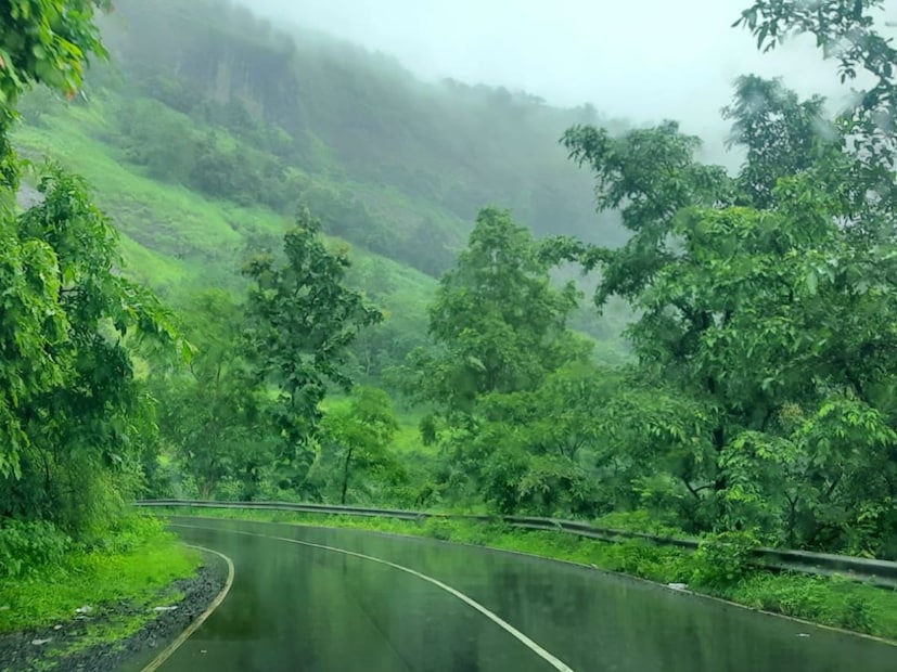 ಕೊಡಗು, ಹಾಸನ, ಚಿಕ್ಕಮಗಳೂರು ಮತ್ತು ಶಿವಮೊಗ್ಗ ಜಿಲ್ಲೆಗಳಲ್ಲಿ ಬಿಟ್ಟು ಬಿಟ್ಟು ಮಳೆ ಬೀಳಲಿದ್ದು, ಸಂಜೆ ಮತ್ತು ರಾತ್ರಿ ವೇಳೆ ಚಿಕ್ಕಮಗಳೂರು ಹಾಗೂ ಶಿವಮೊಗ್ಗ ಜಿಲ್ಲೆಗಳಲ್ಲಿ ಮಳೆಯ ಪ್ರಮಾಣ ಹೆಚ್ಚಾಗುವ ಸಾಧ್ಯತೆ ಇದೆ. ಜೂನ್ 15ರ ನಂತರ ಮಲೆನಾಡಿನಲ್ಲಿ ಮಳೆ ಕಡಿಮೆಯಾಗಬಹುದು ಎಂದು ಹವಾಮಾನ ಇಲಾಖೆ ತಿಳಿಸಿದೆ.