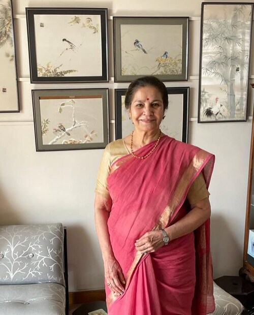 ಅವನು ನೇರವಾಗಿ ಏನನ್ನೂ ಹೇಳದಿದ್ದರೂ, ಸುಳಿವು ನೀಡಿದನು. ಅವರು ಸಂಗಾತಿಗಾಗಿ ಹುಡುಕುತ್ತಿದ್ದಾರೆ ಎಂದು ನನಗೆ ಅರಿವಾದಾಗ, ನಾನು ನನ್ನೊಳಗೆ ನಕ್ಕಿದ್ದೆ. 60 ವರ್ಷಗಳಲ್ಲಿ ನನಗೆ ಸರಿಯಾದ ವ್ಯಕ್ತಿ ಸಿಗದಿದ್ದರೆ, ಈಗ ನಾನು ಇದ್ದಕ್ಕಿದ್ದಂತೆ ಅವನನ್ನು ಹೇಗೆ ಹುಡುಕಲು ಸಾಧ್ಯ ಎಂದು ನಾನು ಯೋಚಿಸಿದೆ. ಮುಂದೆ ಏನು ಮಾಡಬೇಕೆಂದು ತಿಳಿಯದೆ, ಸುಹಾಸಿನಿ ಸಲಹೆಗಾಗಿ ಸ್ನೇಹಿತೆಯನ್ನು ಸಂಪರ್ಕಿಸಿದರು. "ಈ ವಯಸ್ಸಿನಲ್ಲಿ, ಸೀಮಿತ ಆಯ್ಕೆಗಳಿವೆ ಎಂದು ಅವರು ನನಗೆ ಹೇಳಿದರು. ಬಾಗಿಲು ತೆರೆಯುವ ಮೊದಲು ಅದನ್ನು ಮುಚ್ಚಬೇಡಿ. ನಿಮಗೆ ಇಷ್ಟವಿಲ್ಲದಿದ್ದರೆ, ನೀವು ಯಾವಾಗ ಬೇಕಾದರೂ ಮೂವ್ ಆನ್ ಆಗಬಹುದು. ಪ್ರಯತ್ನಿಸುವುದು ತಪ್ಪಲ್ಲ ಎಂದು ಸ್ನೇಹಿತೆ ಹೇಳಿದಳು ಎಂದಿದ್ದಾರೆ. ಅವನು ನೇರವಾಗಿ ಏನನ್ನೂ ಹೇಳದಿದ್ದರೂ, ಸುಳಿವು ನೀಡಿದನು. ಅವರು ಸಂಗಾತಿಗಾಗಿ ಹುಡುಕುತ್ತಿದ್ದಾರೆ ಎಂದು ನನಗೆ ಅರಿವಾದಾಗ, ನಾನು ನನ್ನೊಳಗೆ ನಕ್ಕಿದ್ದೆ. 60 ವರ್ಷಗಳಲ್ಲಿ ನನಗೆ ಸರಿಯಾದ ವ್ಯಕ್ತಿ ಸಿಗದಿದ್ದರೆ, ಈಗ ನಾನು ಇದ್ದಕ್ಕಿದ್ದಂತೆ ಅವನನ್ನು ಹೇಗೆ ಹುಡುಕಲು ಸಾಧ್ಯ ಎಂದು ನಾನು ಯೋಚಿಸಿದೆ. ಮುಂದೆ ಏನು ಮಾಡಬೇಕೆಂದು ತಿಳಿಯದೆ, ಸುಹಾಸಿನಿ ಸಲಹೆಗಾಗಿ ಸ್ನೇಹಿತೆಯನ್ನು ಸಂಪರ್ಕಿಸಿದರು. "ಈ ವಯಸ್ಸಿನಲ್ಲಿ, ಸೀಮಿತ ಆಯ್ಕೆಗಳಿವೆ ಎಂದು ಅವರು ನನಗೆ ಹೇಳಿದರು. ಬಾಗಿಲು ತೆರೆಯುವ ಮೊದಲು ಅದನ್ನು ಮುಚ್ಚಬೇಡಿ. ನಿಮಗೆ ಇಷ್ಟವಿಲ್ಲದಿದ್ದರೆ, ನೀವು ಯಾವಾಗ ಬೇಕಾದರೂ ಮೂವ್ ಆನ್ ಆಗಬಹುದು. ಪ್ರಯತ್ನಿಸುವುದು ತಪ್ಪಲ್ಲ ಎಂದು ಸ್ನೇಹಿತೆ ಹೇಳಿದಳು ಎಂದಿದ್ದಾರೆ.