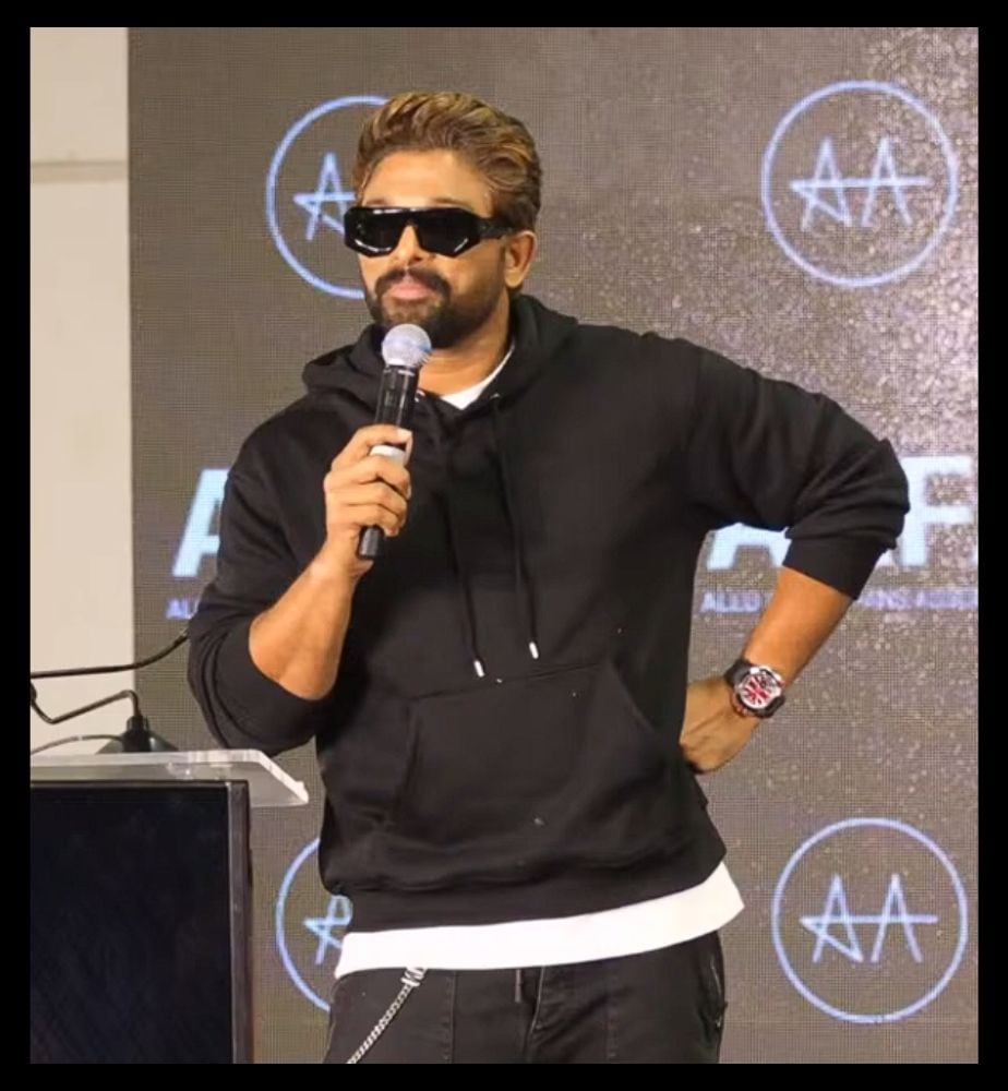 Allu Arjun fan gifted a Sri Siddharoodha Swamy idol at the Hyderabad fan meet