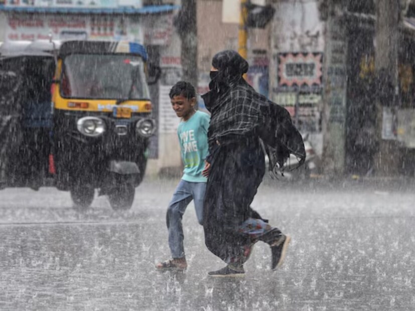 ದಕ್ಷಿಣ ಒಳನಾಡಿನ ಕಾವೇರಿ ಮತ್ತು ಬಯಲುಸೀಮೆ ಜಿಲ್ಲೆಗಳಾದ ಬೆಂಗಳೂರು ನಗರ, ಬೆಂಗಳೂರು ಗ್ರಾಮಾಂತರ, ಬಳ್ಳಾರಿ, ಚಾಮರಾಜನಗರ, ಚಿಕ್ಕಬಳ್ಳಾಪುರ, ಚಿತ್ರದುರ್ಗ, ದಾವಣಗೆರೆ, ಕೋಲಾರ, ಮಂಡ್ಯ, ಮೈಸೂರು, ರಾಮನಗರ, ತುಮಕೂರು ಹಾಗೂ ವಿಜಯನಗರ ಜಿಲ್ಲೆಗಳಲ್ಲಿ ಆಗಸ್ಟ್ 3ರಿಂದ 9ರವರೆಗೆ ನಿರಂತರವಾಗಿ ಹಗುರದಿಂದ ಸಾಧಾರಣ ಮಳೆಯಾಗಲಿದೆ. ಇಡೀ ಪ್ರದೇಶದಲ್ಲಿ ದಾವಣಗೆರೆ, ವಿಜಯನಗರ, ಕೋಲಾರ, ಚಿಕ್ಕಬಳ್ಳಾಪುರ, ಬೆಂಗಳೂರು ಉತ್ತರ ಹಾಗೂ ತುಮಕೂರು ಜಿಲ್ಲೆಗಳಲ್ಲಿ ಅಲ್ಲಲ್ಲಿ ಒಂದೆರಡು ಸಾಮಾನ್ಯ ಮಳೆಯಾಗಲಿದ್ದು, ಉಳಿದ ಜಿಲ್ಲೆಗಳಲ್ಲಿ ಬಿಸಿಲು ಹಾಗೂ ಮೋಡದ ವಾತಾವರಣ ಇರಲಿದೆ. ಒಟ್ಟಾರೆಯಾಗಿ ಆಗಸ್ಟ್ 9ರ ತನಕ ದಕ್ಷಿಣ ಒಳನಾಡಿನಲ್ಲಿ ಅಲ್ಲಲ್ಲಿ ಸಾಮಾನ್ಯ ಮಳೆ ಮುಂದುವರಿಯಲಿದೆ.