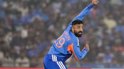 ವರುಣ್ ಚಕ್ರವರ್ತಿ (PTI Photo) ವರುಣ್ ಚಕ್ರವರ್ತಿ (PTI Photo)