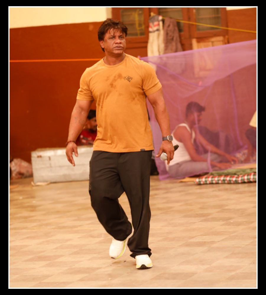 City Lights Director Duniya Vijay Touches Vinay Rajkumar Mother Feet at theater