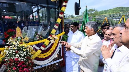 ಟಿಟಿಡಿಗೆ ರಿಯಲನ್ಸ್ ದೇಣಿಗೆ ನೀಡಿದ 25 ಬಸ್ಗಳಿಗೆ ಚಾಲನೆ ನೀಡಿದ ಆಂಧ್ರ ಸಿಎಂ ಚಂದ್ರಬಾಬು ನಾಯ್ಡು ಟಿಟಿಡಿಗೆ ರಿಯಲನ್ಸ್ ದೇಣಿಗೆ ನೀಡಿದ 25 ಬಸ್ಗಳಿಗೆ ಚಾಲನೆ ನೀಡಿದ ಆಂಧ್ರ ಸಿಎಂ ಚಂದ್ರಬಾಬು ನಾಯ್ಡು