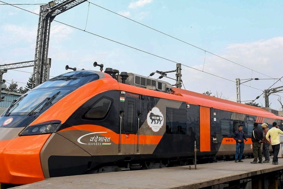 Vande Bharat Sleeper: ದೀಪಾವಳಿಗೂ ಮುನ್ನ ರೈಲು ಪ್ರಯಾಣಿಕರಿಗೆ ಗುಡ್​ ನ್ಯೂಸ್! ಆ ದಿನದಂದು ಬೆಂಗಳೂರು-ಮುಂಬೈ ವಂದೇ ಭಾರತ್ ಸ್ಲೀಪರ್ ರೈಲಿಗೆ ಗ್ರೀನ್ ಸಿಗ್ನಲ್
