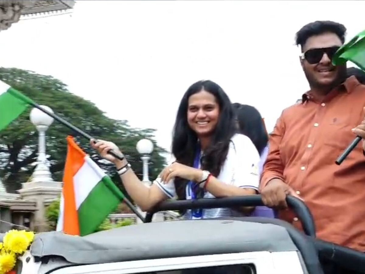 ಹೀಗಾಗಿ 2026ರ ಏಷ್ಯನ್ ಗೇಮ್ಸ್ ಅವರಿಗೆ ಕೇವಲ ಮತ್ತೊಂದು ಟೂರ್ನಿ ಆಗಿರಲಿಲ್ಲ; ಮೂರು ವರ್ಷಗಳ ಹಿಂದಿನ ಅಪೂರ್ಣ ಅಧ್ಯಾಯಕ್ಕೆ ಉತ್ತರ ಕೊಡುವ ವೇದಿಕೆ ಆಗಿತ್ತು. ಅಂತಿಮ ಸುತ್ತಿಗೆ ಮೂರು ಶಾಟ್‌ಗಳ ಮುನ್ನಡೆಯೊಂದಿಗೆ ಇಳಿದಿದ್ದ ಪ್ರಣವಿಗೆ ಮೂರನೇ ಹೋಲ್‌ನಲ್ಲೇ ಟ್ರಿಪಲ್ ಬೋಗಿ ಬಂದು ದೊಡ್ಡ ಆಘಾತ ನೀಡಿತು. ಒಂದು ಕ್ಷಣದಲ್ಲಿ ಮುನ್ನಡೆ ಕಳೆದುಹೋದರೂ ಅವರು ಒತ್ತಡಕ್ಕೆ ಕುಗ್ಗಲಿಲ್ಲ. ನಂತರ ಮೂರು ಬರ್ಡಿಗಳನ್ನು ದಾಖಲಿಸಿ, ಉಳಿದ 15 ಹೋಲ್‌ಗಳನ್ನು ಮೂರು-ಅಂಡರ್‌ನಲ್ಲಿ ಮುಗಿಸಿ ಫೈನಲ್ ರೌಂಡ್‌ನಲ್ಲಿ ಈವನ್-ಪಾರ್ 70 ಆಡಿದರು. ಅಂತಿಮವಾಗಿ 15-ಅಂಡರ್ 265ರೊಂದಿಗೆ ಕೇವಲ ಒಂದು ಶಾಟ್ ಅಂತರದಲ್ಲಿ ಚಿನ್ನ ತಮ್ಮದಾಗಿಸಿಕೊಂಡರು ಇಷ್ಟಕ್ಕೇ ಪ್ರಣವಿಯ ಸಾಧನೆ ಮುಗಿದಿಲ್ಲ. ಅದಿತಿ ಅಶೋಕ್ ಮತ್ತು ದೀಕ್ಷಾ ದಾಗರ್ ಅವರೊಂದಿಗೆ ಭಾರತ ಮಹಿಳಾ ತಂಡವನ್ನು ಮುನ್ನಡೆಸಿದ ಪ್ರಣವಿ, ತಂಡ ವಿಭಾಗದಲ್ಲೂ ಬೆಳ್ಳಿ ಪದಕ ಗೆದ್ದರು. ಭಾರತದ ತಂಡದ ಒಟ್ಟು ಸ್ಕೋರ್ 14-ಅಂಡರ್ 546 ಆಗಿದ್ದರೆ, ಚೀನಾ 22-ಅಂಡರ್ 538ರೊಂದಿಗೆ ಚಿನ್ನ ಗೆದ್ದಿತು. ಹೀಗಾಗಿ ಒಂದೇ ಏಷ್ಯನ್ ಗೇಮ್ಸ್‌ನಲ್ಲಿ ಪ್ರಣವಿಯ ಕಂಠಕ್ಕೆ ಚಿನ್ನವೂ, ಬೆಳ್ಳಿಯೂ ಒಟ್ಟಿಗೆ ಸೇರಿತು.