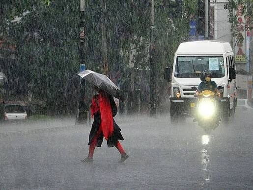 ಕರ್ನಾಟಕದಲ್ಲಿ ಹಿಂಗಾರು ಮಳೆ ಚುರುಕಾಗಿದ್ದು, ಅಕ್ಟೋಬರ್ 15 ರಿಂದ ಮುಂದಿನ 3 ದಿನಗಳ ಕಾಲ ರಾಜ್ಯಾದ್ಯಂತ ಗುಡುಗು ಸಹಿತ ಭಾರಿ ಮಳೆಯಾಗುವ ಮುನ್ಸೂಚನೆ ಇದೆ. ಹವಾಮಾನ ಇಲಾಖೆಯು  ಈಗಾಗಲೇ ಹಲವು ಜಿಲ್ಲೆಗಳಿಗೆ ಆರೆಂಜ್ ಹಾಗೂ ಯೆಲ್ಲೋ ಅಲರ್ಟ್ ಘೋಷಿಸಿದೆ.