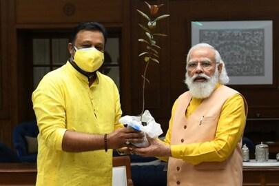 ജയലക്ഷ്മി നൽകി പേര വൃക്ഷ തൈ സുരേഷ് ഗോപി എം പി പ്രധാനമന്ത്രി നരേന്ദ്രമോദിക്ക് കൈമാറുന്നു