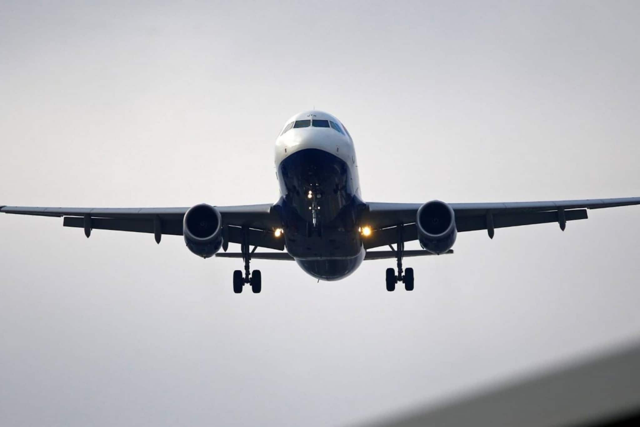 സുഖമില്ലെന്നു ബോസിനോട് പറഞ്ഞ് യാത്ര ചെയ്യാൻ അവധിയെടുത്തു; വിമാനത്തിൽ കയറിയപ്പോൾ അതാ ഇരിക്കുന്നു ബോസ് !