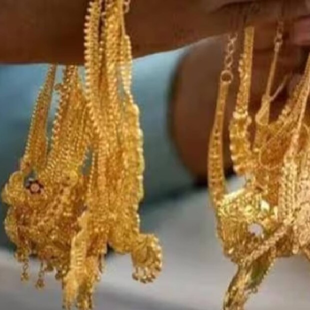 സ്വർണവിപണിയിൽ ഏറ്റവുമധികം ആവശ്യക്കാർ ഉള്ളത് 22 കാരറ്റ് സ്വർണത്തിനാണ്. ഇതിനേക്കാൾ ഉയർന്ന മൂല്യമുള്ള 24 കാരറ്റ് സ്വർണത്തിനു വിലയേറും. മാറ്റുകുറഞ്ഞ 18 കാരറ്റിൽ തീർത്ത സ്വർണാഭരണങ്ങളും വിപണിയിൽ ലഭ്യമാണ്. ഒരു പവന് 50,680 രൂപ രേഖപ്പെടുത്തിയ ഏപ്രിൽ രണ്ടാണ് ഈ മാസത്തെ ഏറ്റവും കുറഞ്ഞ നിരക്കിൽ സ്വർണം വിപണിയിലെത്തിച്ച ദിവസം 