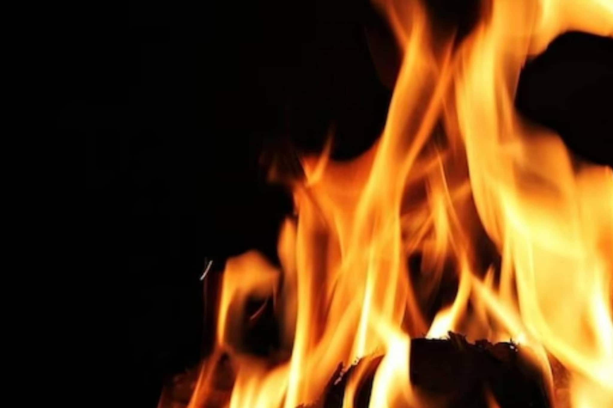 ഓടിക്കൊണ്ടിരുന്ന കാർ കത്തിനശിച്ചു; രോഗി ഉൾപ്പടെ മൂന്ന് പേർ അത്ഭുതകരമായി രക്ഷപ്പെട്ടു