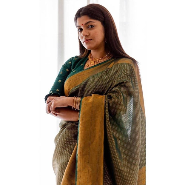  മികച്ച നടി, ഗായിക എന്നീ നിലകളില്‍ മലയാളികള്‍ക്ക് സുപരിചിതയാണ് അപര്‍ണാ ബാലമുരളി.മലയാളത്തിലും തമിഴിലും മികച്ച കഥാപാത്രങ്ങളെ സമ്മാനിച്ച അപര്‍ണ സൂര്യയുടെ സൂരറൈ പ്രോട് എന്ന സിനിമയിലൂടെ മികച്ച നടിക്കുള്ള ദേശീയ പുരസ്കാരം സ്വന്തമാക്കിയിരുന്നു. 