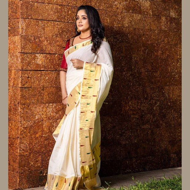  ആ ചിത്രത്തിലെ വമ്പൻ ഹിറ്റായ വെണ്ണിലാ ചന്ദനക്കിണ്ണം എന്ന് തുടങ്ങുന്ന ഗാനരംഗത്ത് നായികയുടെ കുട്ടിക്കാലം അവതരിപ്പിച്ചത് കാവ്യ മാധവനായിരുന്നു. ഈ ഗാനം പാടിയതാകട്ടെ കൊല്ലം സ്വദേശിയായ ബാലഗായിക ശബ്നം ആയിരുന്നു.