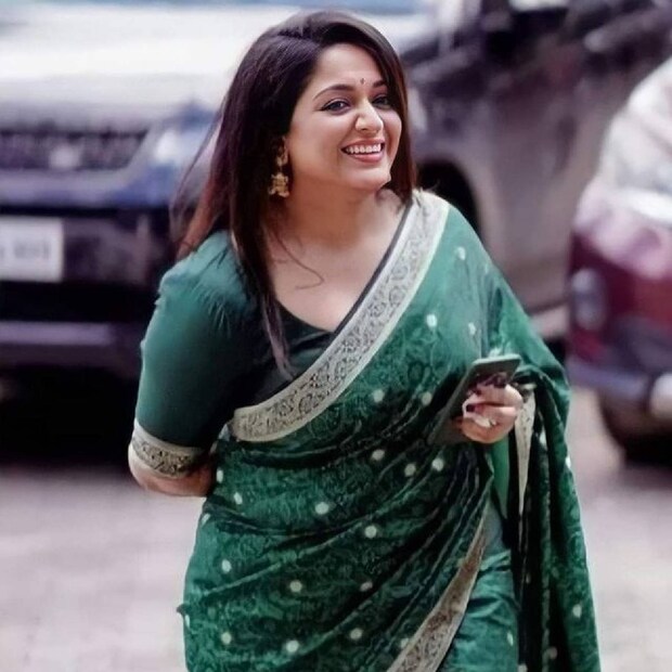  നൃത്തയിനങ്ങൾക്ക് പുറമെ ലളിതഗാന മത്സരം ഉൾപ്പടെ മറ്റ് ചില ഇനങ്ങളിലും കാവ്യ സംസ്ഥാനതലത്തിൽ മത്സരിച്ചു. അന്നത്തെ ലളിതഗാന മത്സരത്തിന് ഒരു സവിശേഷതയുണ്ടായിരുന്നു.