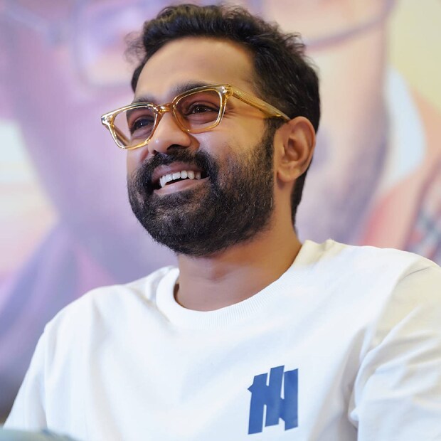 ധ്യാൻ വിളിച്ചാൽ ഫോൺ എടുക്കില്ല എന്ന് പറഞ്ഞതും 'നീയാര് ആസിഫ് അലിയാ' എന്നായിരുന്നു വിനീത് ശ്രീനിവാസന്റെ മറുചോദ്യം. ട്രാഫിക്, 2018 തുടങ്ങിയ ചിത്രങ്ങളിൽ വിനീത് ശ്രീനിവാസനും ആസിഫ് അലിയും ഒന്നിച്ചഭിനയിച്ചിട്ടുണ്ട് 