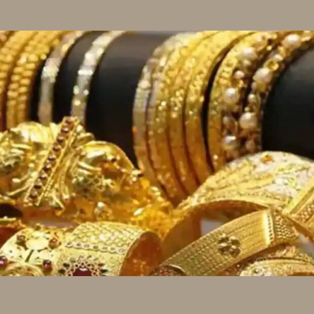 ഒരു പവൻ സ്വർണത്തിന്റെ നവംബർ മാസത്തെ വില. നവംബർ 1- 45120, നവംബർ 2- 45200, നവംബർ 3- 45,280 (മാസത്തെ ഏറ്റവും കൂടിയ നിരക്ക്), നവംബർ 4- 45200, നവംബർ 5- 45200, നവംബർ 6- 45080, നവംബർ 7- 45000, നവംബർ 8- 44880, നവംബർ 9- 44,560, നവംബർ 10- 44800, നവംബർ 11- 44440, നവംബർ 12- 44440, നവംബർ 13- 44,360 (മാസത്തെ ഏറ്റവും കുറഞ്ഞ നിരക്ക്)