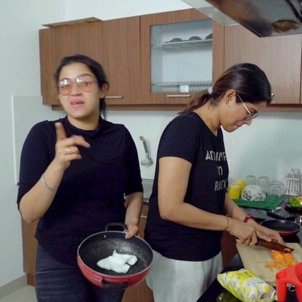 കഫെ കൂടിയായതും അഭിരാമി വീട്ടിൽ ചില പൊടിക്കൈകൾ ഒക്കെ പരീക്ഷിക്കാൻ തുടങ്ങിയിട്ടുണ്ട്. അടുത്തിടെ മിക്സി പൊട്ടിത്തെറിച്ച് അഭിരാമിക്ക് ഒരു കയ്യിലെ വിരലുകളിൽ മുഴുവൻ പരിക്ക് പറ്റിയിരുന്നു 