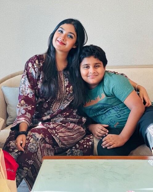 അമൃതിനെ കൂടാതെ ഇഷാൻ പ്രജാപതി എന്ന അനുജന്റെ ചേച്ചി കൂടിയാണ് കുഞ്ഞാറ്റ. ഉർവശിയുടെ പുത്രനാണ് ഇഷാൻ. അനുജന് പേരിട്ടത് പോലും കുഞ്ഞാറ്റയുടെ നിർദേശപ്രകാരമായിരുന്നു 